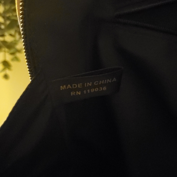 Giani Bernini Saffiano Satchel Minimalist  Trendy Black Faux Leather - Picture 5 of 8